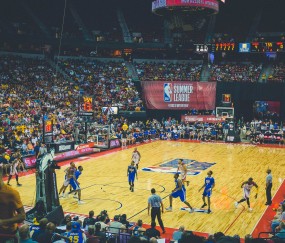 开云体育-绿茵与赛道间的统治力，国际米兰掀翻乌拉圭战术神话，萨内F1揭幕战上演速度艺术