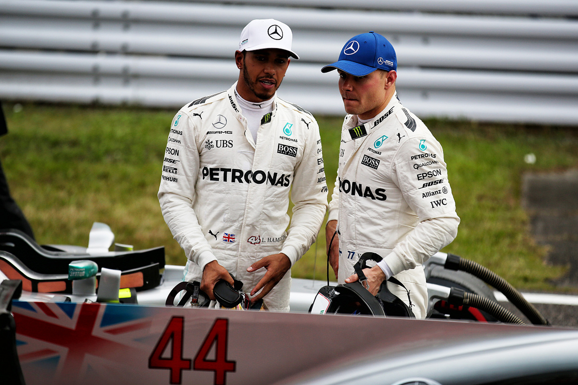 雷诺车队鏖战梅赛德斯，汉密尔顿带队取胜