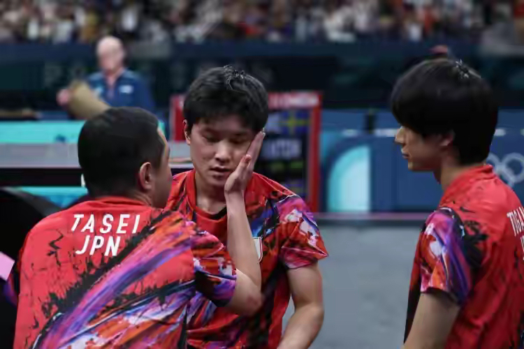 日本队险胜瑞典队，张本智和点燃赛场