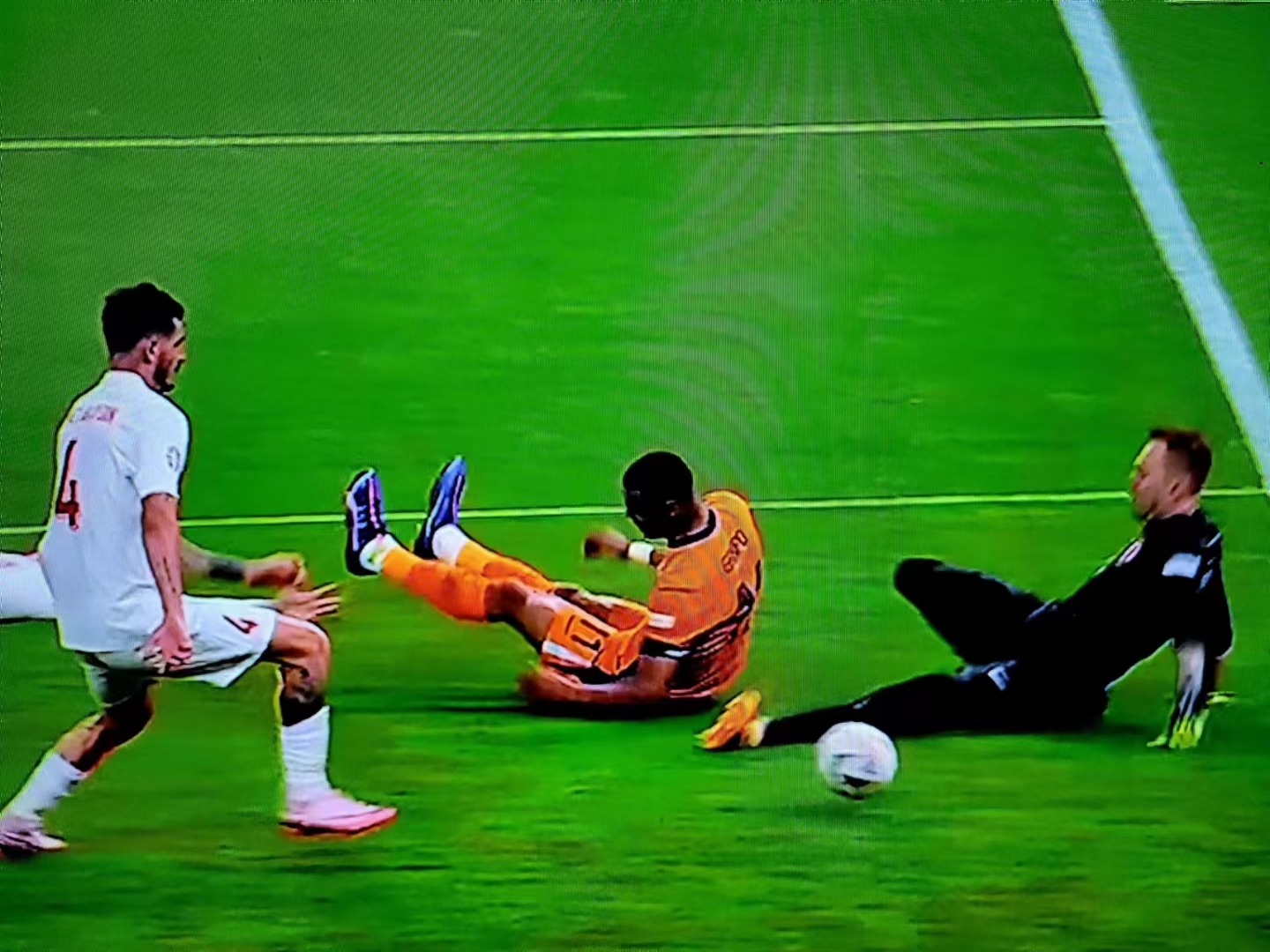 那不勒斯中场掌控比赛,打出精彩表现 那不勒斯中场掌控比赛,打出精彩表现