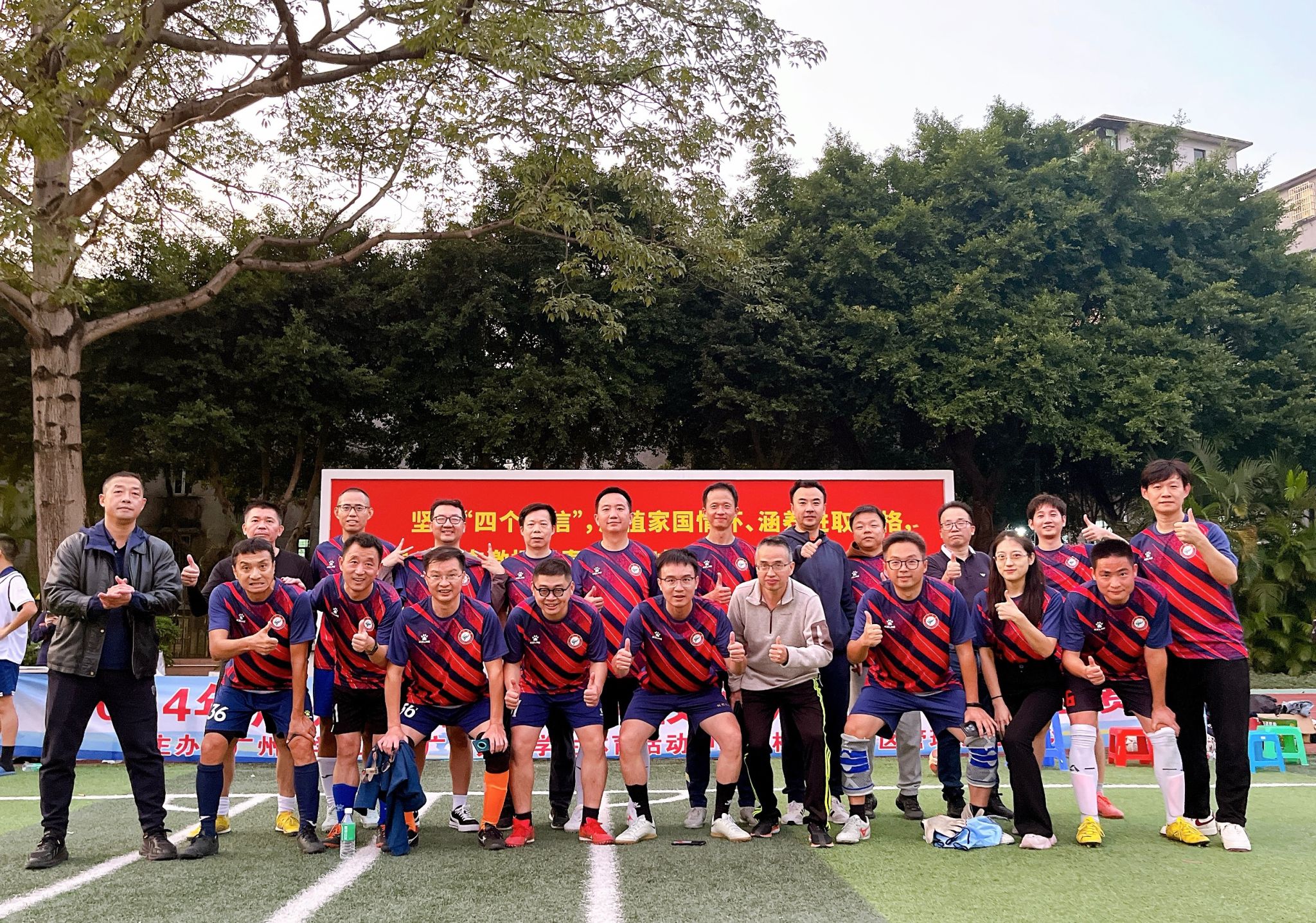 比赛中球员技术风采赢得观众喝彩 比赛中球员技术风采赢得观众喝彩