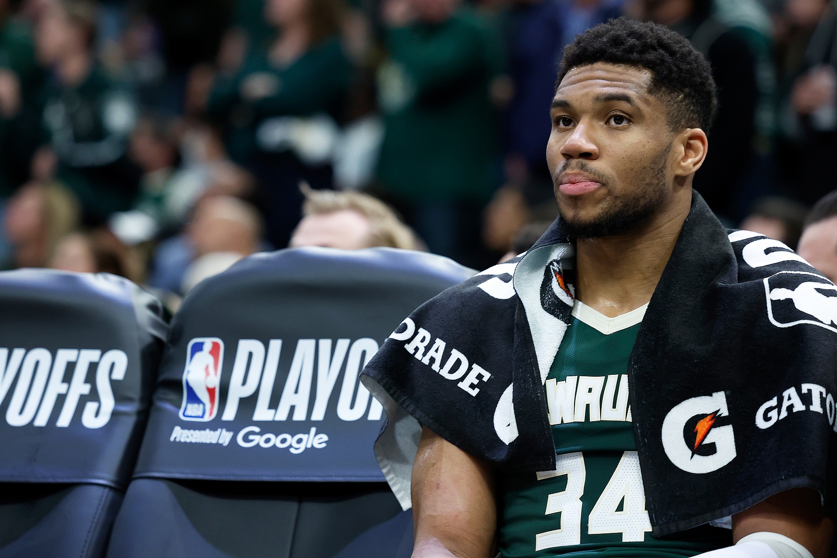 雄鹿主场惊险取胜,完美保持主场不败 雄鹿主场惊险取胜,完美保持主场不败