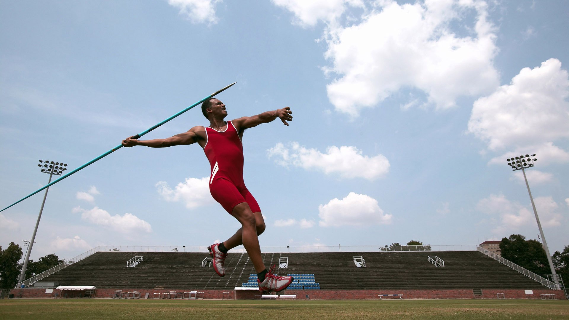 本泽马连续破门拉开射手差距，法国军团五球狂胜里昂展露冠军相